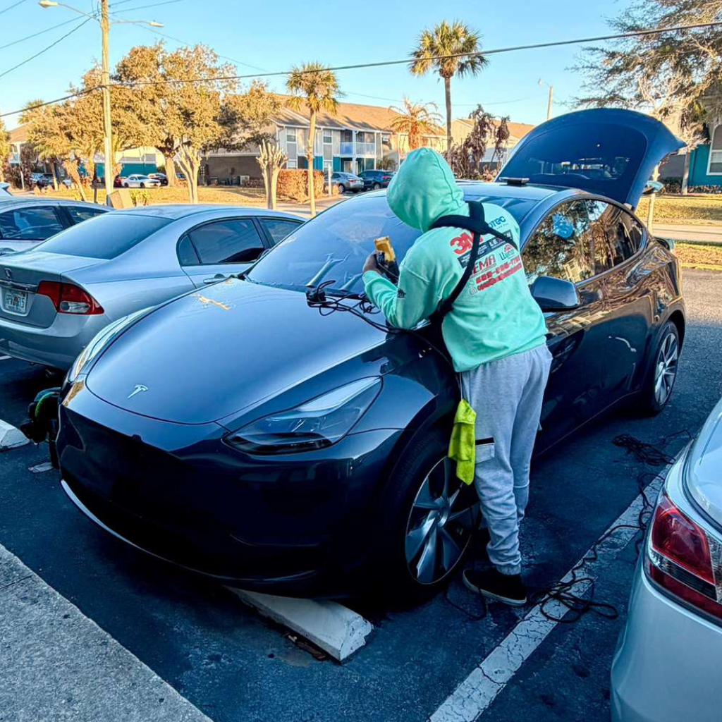 Wrap automotriz de vinil en auto de lujo